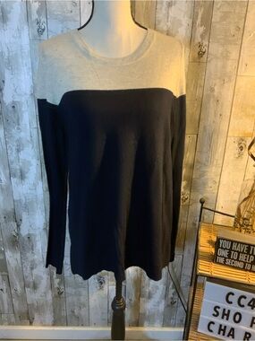 Vince Navy and Cream Colorblock Crewneck Sweater